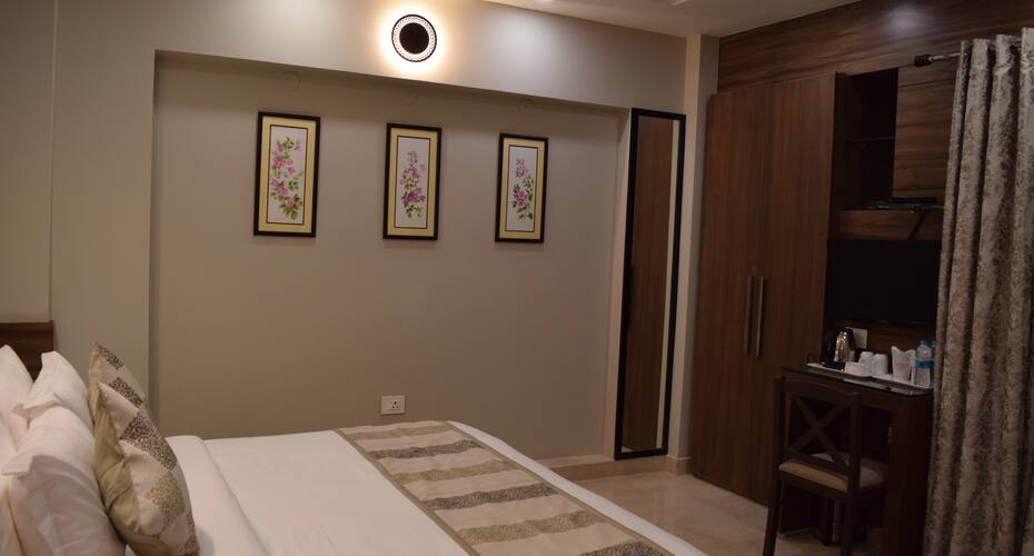 De Bougainvilla, Varanasi 5